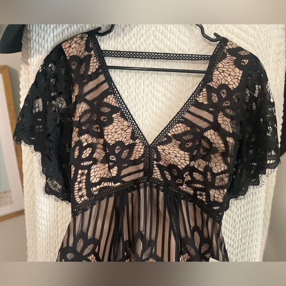 TOBI: NWT Black and Cream Flutter Sleeve Plunging Neckline Lace Mini Dress Small - Picture 3 of 7